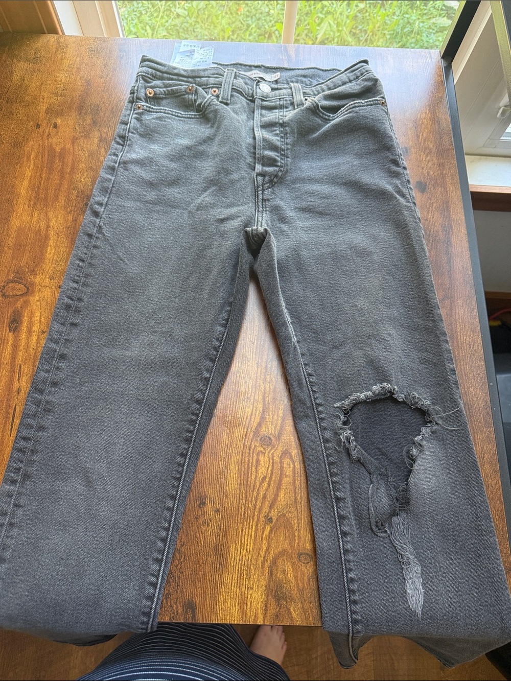 Levi’s Wedgie Straight Jeans Women’s Size 27 Black Distressed High Rise Raw Hem